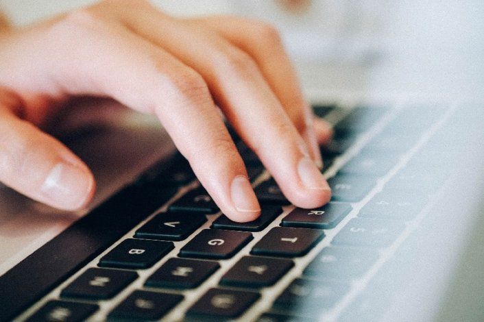 Imputan a un hombre que vive en Brasil una causa de abuso con una audiencia virtual.&nbsp;