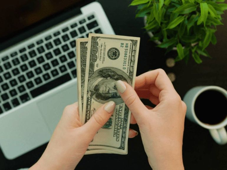 Trabajan para el exterior y cobran en dólares: la forma de ganarle a la inflación