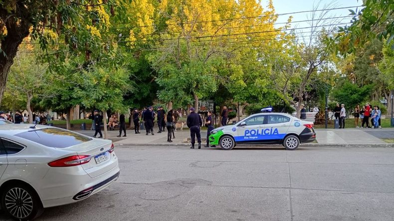 Otra vez se registraron hechos de violencia entre jóvenes que se reúnen en la plaza San Martín de Cipolletti tras el cierre de los boliches.&nbsp;