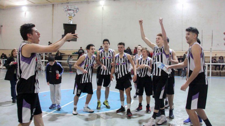  Andreotti levantando la copa del U19.