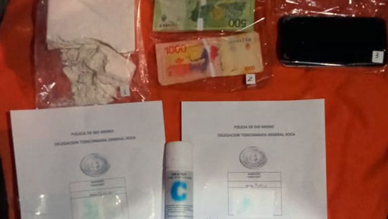 Salió a pasear en un su moto y le encontraron cocaína en la mochila