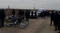 En medio de un gran despliegue policial, encontraron el cuerpo de un hombre enterrado cerca del lago Pellegrini. 