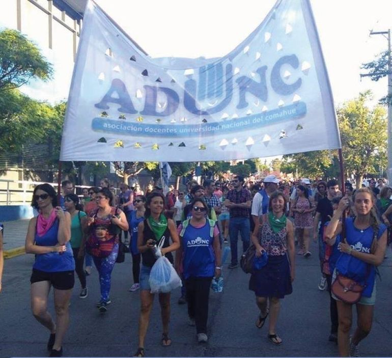 El gremio Adunc, que nuclea a docentes de la Universidad Nacional del Comahue, llamó a participar de un paro de actividades el martes 22 y el miércoles 23 próximos. La Conadu y la Conadu Histórica están impulsando protestas para la semana que viene en todo el país.