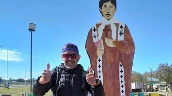 cumplira el sueno de su abuelo: a pie unira dina huapi con chimpay 