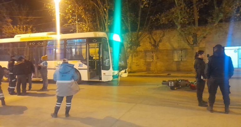 El choque se registró en la mañana de este jueves en la calle España entre Alem y 9 de Julio. El motociclista fue trasladado al hospital.