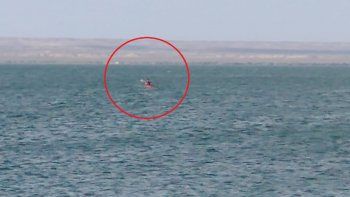 rescataron a nena que habia quedado a la deriva en el lago pellegrini