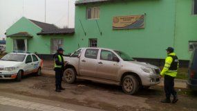 La camioneta Toyota Hilux quedó con daños materiales tras chocar contra los dos autos estacionados y el patrullero.&nbsp;