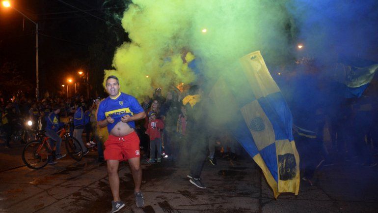 Los hinchas de Boca coparon la calle a puro festejo