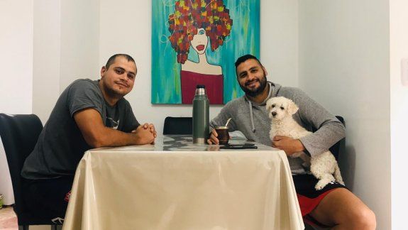 Piñero Da Silva junto a su hermano Carlos, que vive en Plottier y la mascota, Toto.