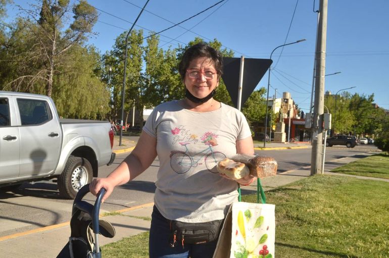 Se quedó en la calle... Tras perder el laburo, se reinventó y camina la ciudad con los panes rellenos.