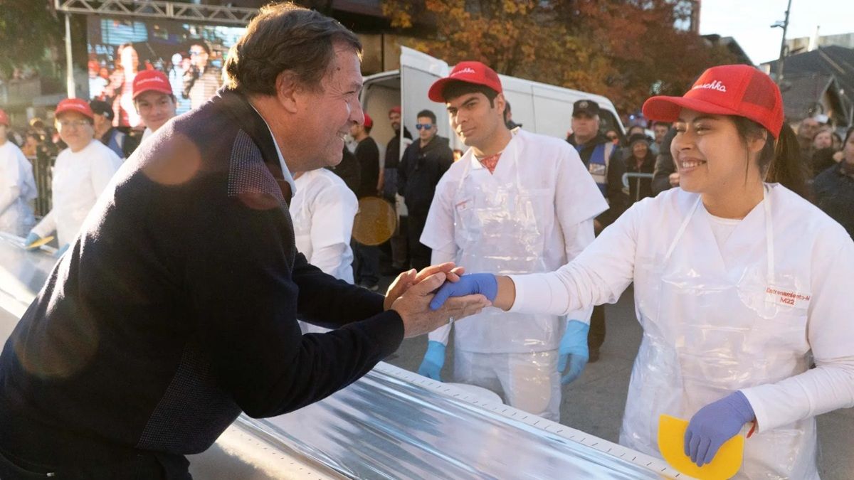 El gobernador de Río Negro dijo presente en la localidad cordillerana para participar de la fiesta nacional. Foto: Gentileza.