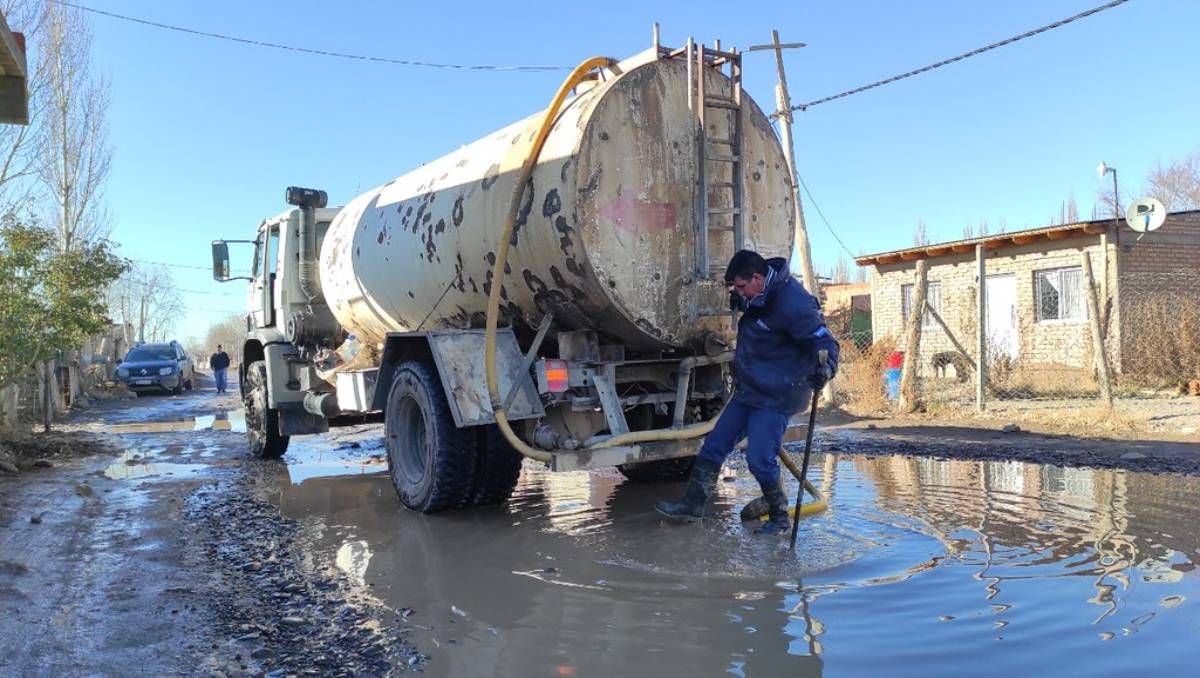 Desagotan calles con camiones luego de la nevada