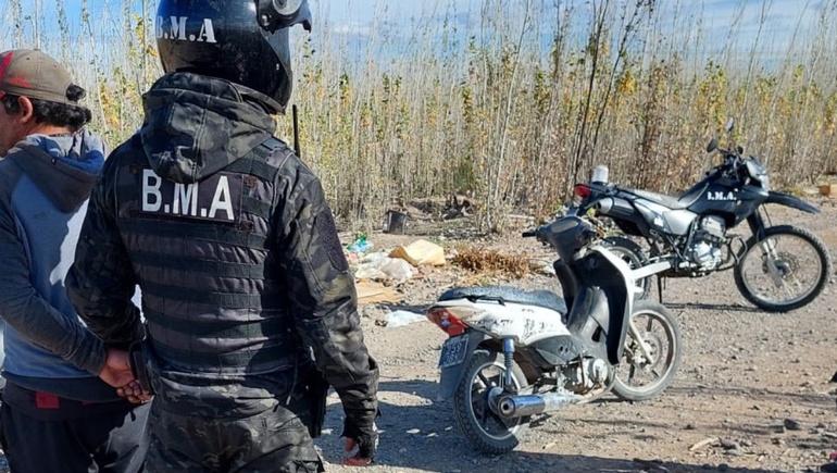 La policía de Río Negro logró recuperar vehículos robados y detener a personas por portación de armas en el Alto Valle.