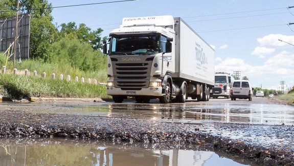 Un bache enorme del que nadie se hace cargo en la 151