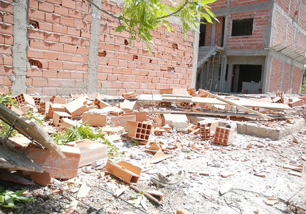 El paredón de un edificio cayó sobre el techo de una vivienda