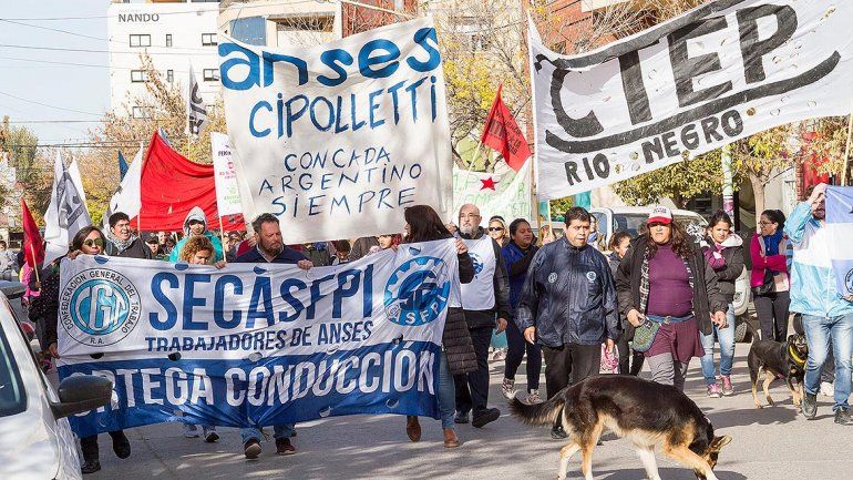 Marcharon en Cipolletti contra las políticas de Macri durante el paro nacional
