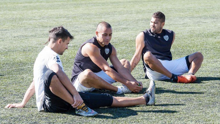 Taborda junto a Jara y Caprio. El delantero quiere recuperar su lugar en la ofensiva de Cipo para recibir a Madryn.