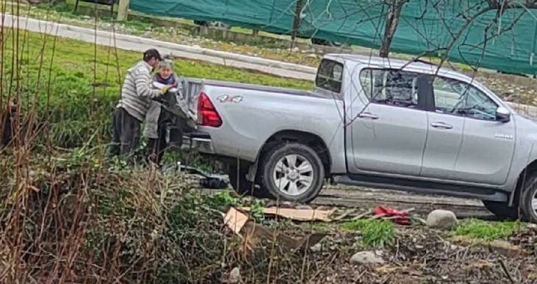 La escracharon in fraganti tirando basura y salió a pedir disculpas.