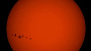 Las manchas solares indican una mayor actividad magnética en el astro rey. Astrónomos como el cipoleño Denis Martínez, afincado en Las Grutas, están atentos al comportamiento variable que experimenta el sol y su esperable impacto en la Tierra.