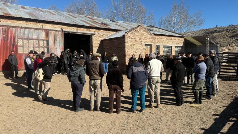 De la capacitación participaron los productores beneficiarios de los tres perros y los estudiantes de la Escuela Agrotécnica de Ingeniero Jacobacci.