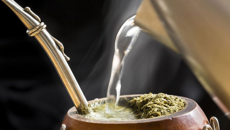 Por qué recomiendan ponerle cocorallado al mate: no es solo por el sabor