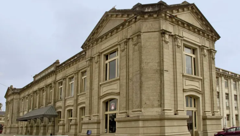 Abandonó a su hijo con discapacidad en una estación de tren