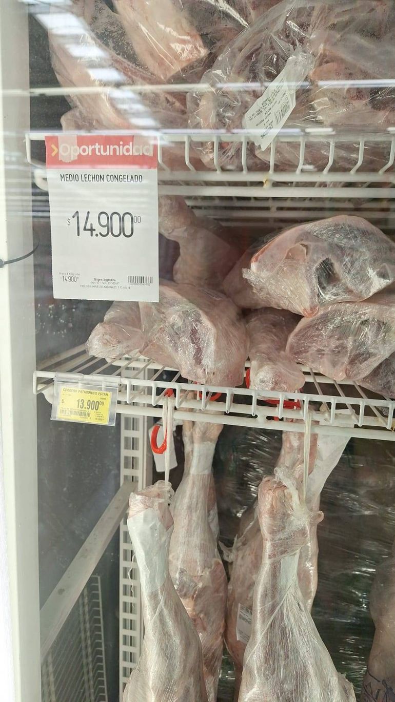 El cordero a $ 13.900 el kilo y el lechón a 1000 pesos más en un super de calle Bolivia.