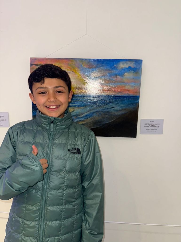 Leopoldo Favoretti, 11 años con su obra “Mar de luz”.