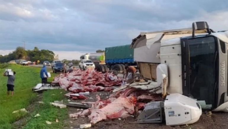 Volcó un camión frigorífico y vecinos robaron 11.000 kilos de carne