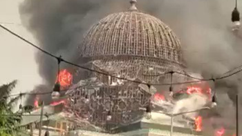 colapso la cupula de una mezquita en indonesia: imagenes impactantes