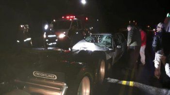 un auto choco contra un camion estacionado en el paso cardenal samore