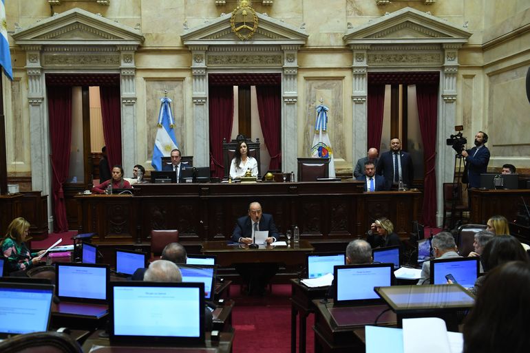 Guillermo Francos en la presentación del informe de gestión en el Senado.