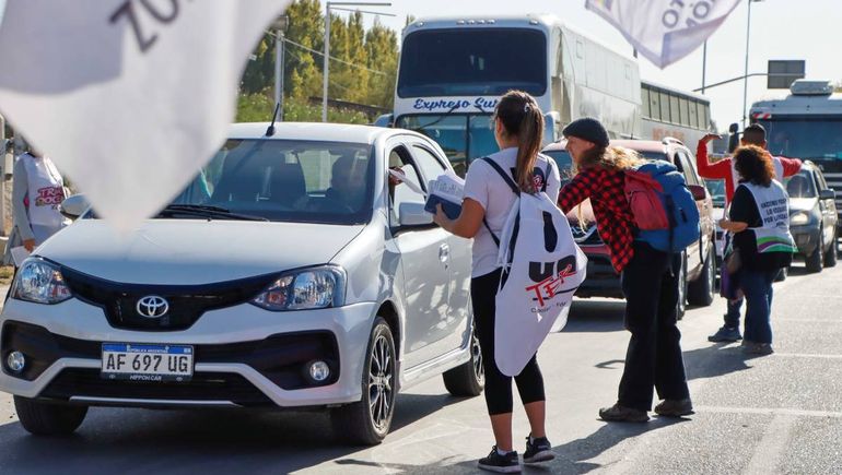 En medio del conflicto con el gobierno, docentes fueron amenazadas con un arma de fuego