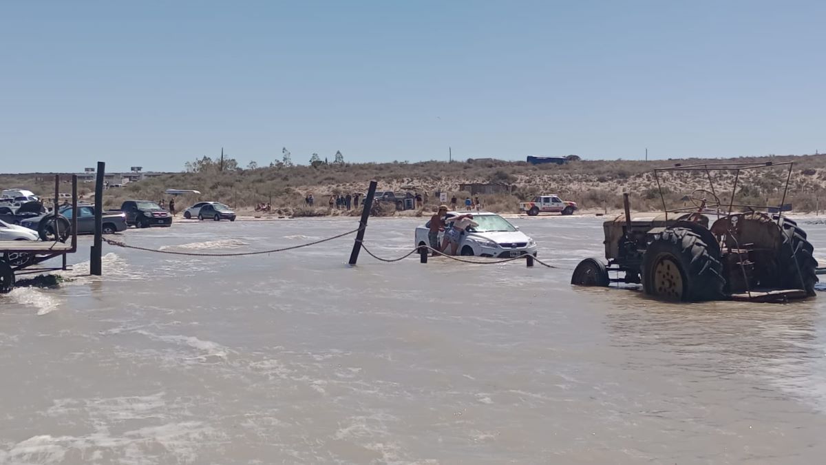 El agua llegó al parabrisas de un auto en Piedras Coloradas y no podían encontrar al dueño. La pleamar no perdona.&nbsp;