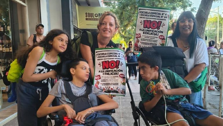 Ciro junto a un compañero de la escuela especial. Ya recuperó su mochila. Ciro junto a un compañero de la escuela especial. Ya recuperó su mochila.