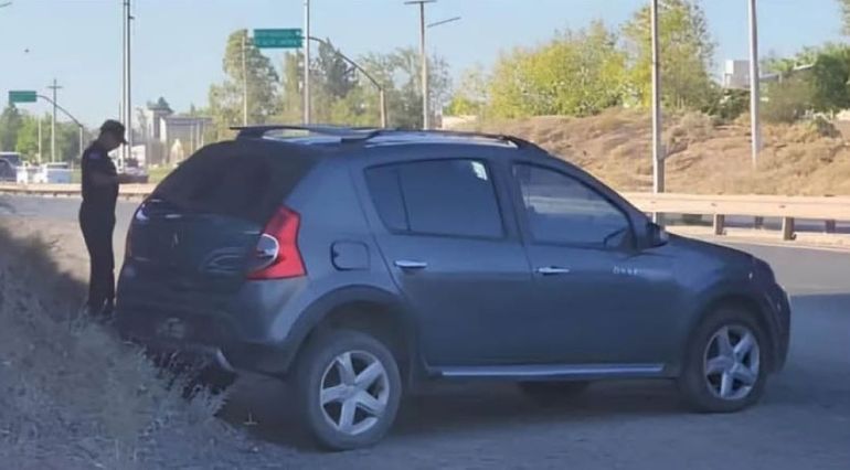 El auto de la vecina salvajemente golpeada por el ladrón apareció abandonado en Neuquén. 