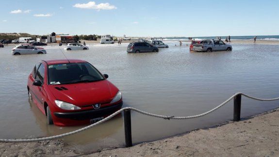 La pleamar sorprendió a turistas y dejó 20 vehículos bajo agua