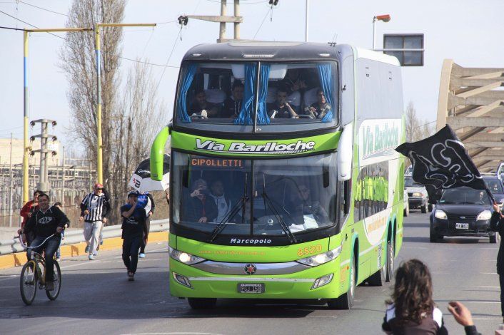 Los hinchas albinegros recibieron con emoción al equipo