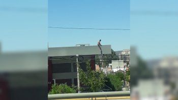 alarma en neuquen: un hombre amenaza con saltar de un techo