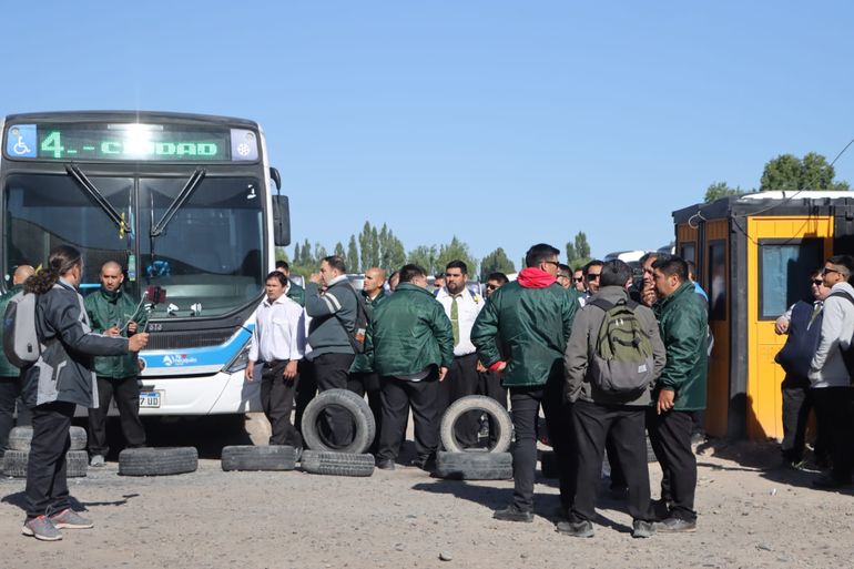 El DNU de Javier Milei va contra los bloqueos y tomas de empresas