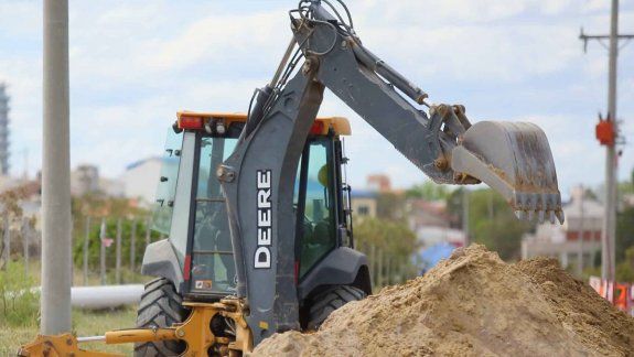 Hicieron un edificio al lado de su terreno y se le hundió la casa