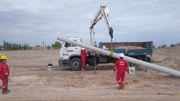 Comenzó la colocación de postes de hormigón en el barrio El Espejo