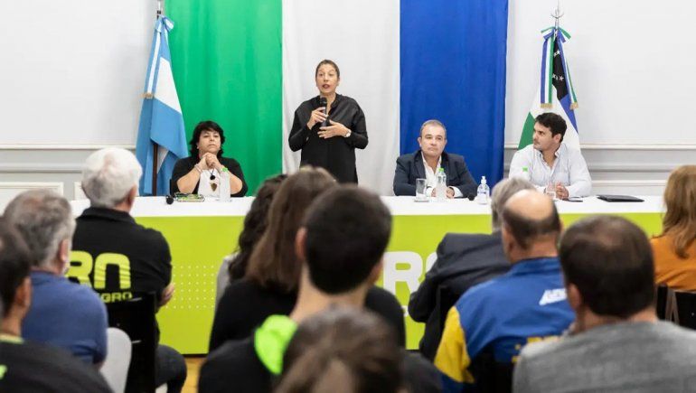 Presentan programa de becas para profesores de Educación Física
