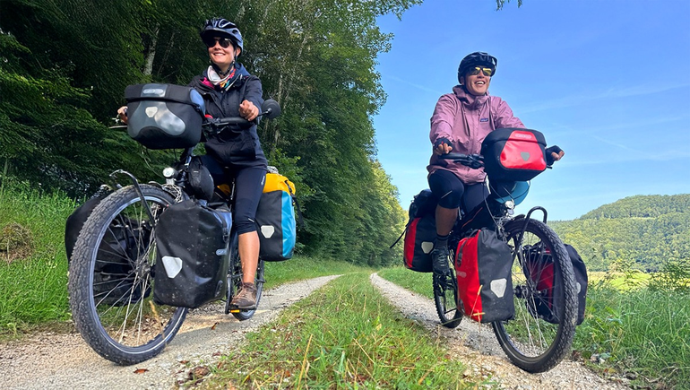 Clémence y Facu, felices de la vida en sus bicis por el mundo...