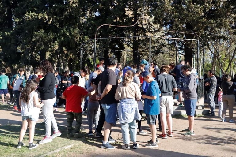 Furor por el cambio de figus del Mundial en el parque Rosauer