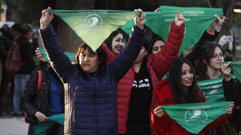 Vigilias y marchas en Cipolletti para esperar el debate en el Senado