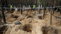 exhumaron todos los cuerpos en izium: hubo 445 fallecidos