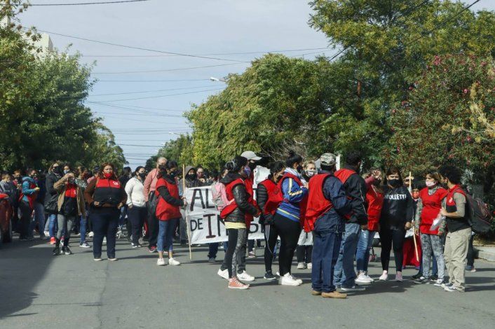 Organizaciones sociales de Cipolletti reclaman comida y aumento salarial