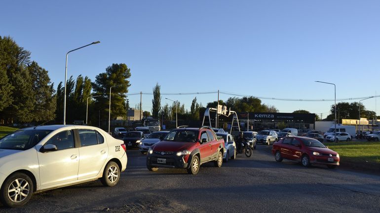 Cruzar a Neuquén se transformó en una odisea en los horarios pico.