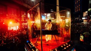 El trapero chubutense durante el show que dio el 24 de enero en la porteña Avenida Corrientes, ante unas 3.000 personas. | LMCipolletti.com El trapero chubutense durante el show que dio el 24 de enero en la porteña Avenida Corrientes, ante unas 3.000 personas.